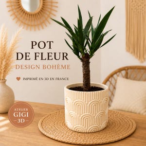 Peut inclure: Un pot de fleur crème à motifs avec une plante verte. Le pot présente un motif en arc de cercle répétitif. Le texte sur le pot indique "POT DE FLEUR DESIGN BOHÈME IMPRIMÉ EN 3D EN FRANCE" et "ATELIER GIGI -3D-". Le pot est posé sur un tapis tissé.
