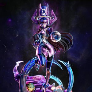 Peut inclure: Figurine détaillée d'un personnage féminin dans une tenue futuriste violette et bleue, avec un casque et un bouclier. La figurine est posée de manière dynamique sur une base cosmique tourbillonnante avec des planètes et un fond étoilé.