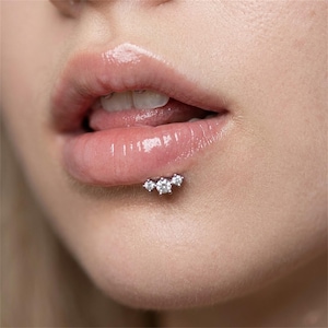 Elegant läppstift med trippel CZ, labretpiercing med 3 stenar, minimalistisk broskring i läpparna, små glittrande kroppssmycken, kirurgiskt stål
