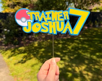 Adorno para tarta personalizado de entrenador con nombre y edad personalizados, adorno para tarta inspirado en Pokémon, cualquier edad, cualquier nombre, tarta de cumpleaños para gamers en 3D con capas.
