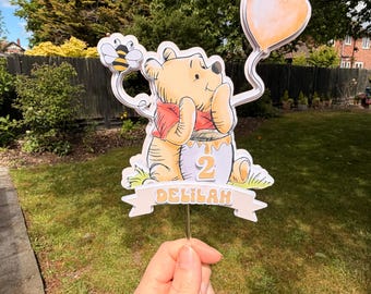 Adorno personalizado para pastel de Winnie the Pooh, decoración clásica de cumpleaños de Pooh, adorno personalizado con nombre y edad, fiesta del Bosque de los Cien Acres, decoración para baby shower