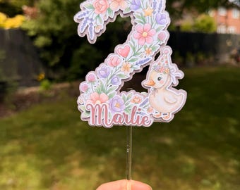 Adorno floral personalizado para tarta con forma de pato, adorno personalizado con nombre y edad, decoración de cumpleaños para niña, fiesta estilo cottagecore, decoración de tarta con temática de patos.