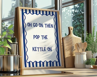 Decoración de pared para cocina "Pop The Kettle On", decoración a rayas azul marino, lámina con cita británica sobre el té, letrero divertido para la cocina, regalo para amantes del té, tipografía moderna.