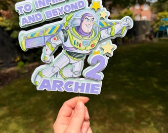 Adorno personalizado para tarta de Buzz Lightyear de Toy Story, decoración de cumpleaños de Buzz Lightyear personalizada, cualquier edad, cualquier nombre, adorno para tarta con nombre en 3D y capas, decoración de Toy Story