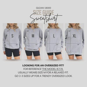 Puede incluir: Gu&iacute;a de tallas para una sudadera Gildan 18000, con modelos en tallas S, M, L y XL. La gu&iacute;a incluye medidas en pulgadas y texto sobre el ajuste. Las modelos llevan shorts negros. El texto aconseja sobre el tallaje.
