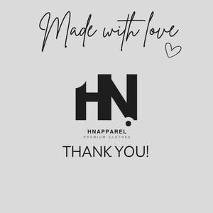 Puede incluir: Un gr&aacute;fico gris claro con las palabras "Made with love" en escritura cursiva, un peque&ntilde;o coraz&oacute;n y el logotipo negro de HN apparel. Debajo del logotipo est&aacute;n las palabras "HNAPPAREL PREMIUM CLOTHES" y "THANK YOU!"
