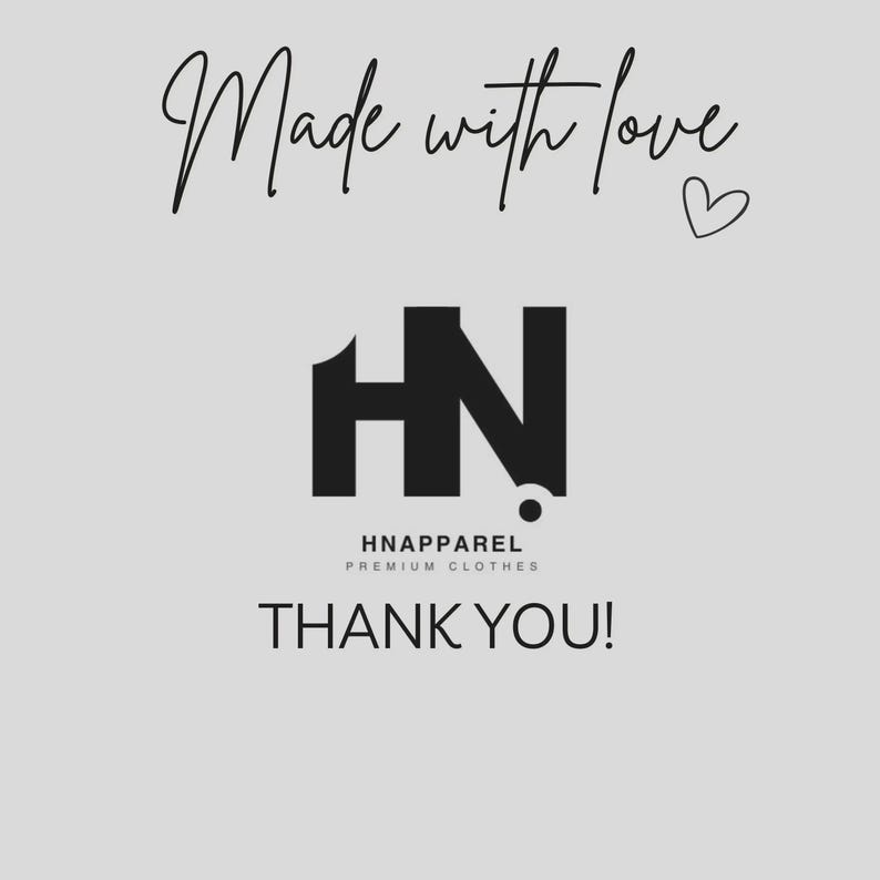 Puede incluir: Un gr&aacute;fico gris claro con las palabras "Made with love" en escritura cursiva, un peque&ntilde;o coraz&oacute;n y el logotipo negro de HN apparel. Debajo del logotipo est&aacute;n las palabras "HNAPPAREL PREMIUM CLOTHES" y "THANK YOU!"