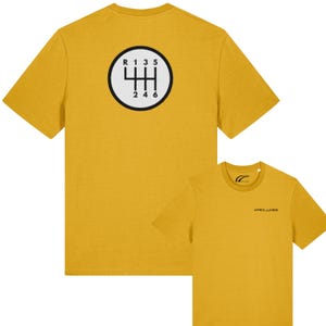 Könnte beinhalten: Senfgelbe T-Shirts. Ein Shirt zeigt ein schwarz-weißes Schaltschema auf der Rückseite. Das andere Shirt hat den Text "APEX LINES" in Schwarz auf der Vorderseite aufgedruckt. Beide Shirts haben ein kleines Logo auf der Vorderseite.
