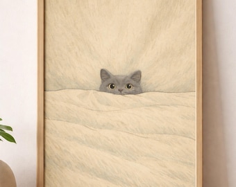 Puede incluir: Una impresión enmarcada que presenta un gato gris asomándose por encima de una manta color crema. Los ojos del gato son amarillos y la obra de arte está enmarcada en un marco de madera marrón claro. La impresión tiene un aspecto suave y texturizado.
