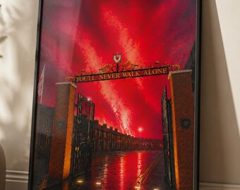 Puede incluir: Impresión enmarcada de un cielo rojo sobre un arco de ladrillo con el texto "YOU'LL NEVER WALK ALONE". La imagen representa una escena callejera con una superficie húmeda y reflectante y una hilera de edificios.