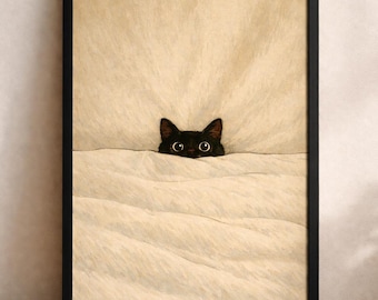Könnte beinhalten: Gerahmter Kunstdruck mit einer schwarzen Katze, die über eine weiße Decke lugt. Die Augen der Katze sind groß und rund, was Neugierde ausdrückt. Das Kunstwerk ist vor einem beigen Hintergrund platziert, schwarz gerahmt und ruht auf einer Holzoberfläche.