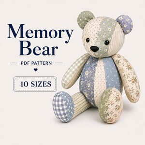 Op de afbeelding: Een knuffelbeer gemaakt van diverse stoffen lapjes in blauw-, groen- en crèmetinten met bloemen-, streep- en ruitpatronen. De tekst links luidt Memory Bear PDF PATTERN 10 SIZES. De beer heeft zwarte knoopogen en een zwarte neus.