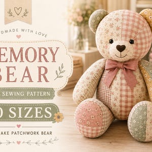 Peut inclure: Un ours en peluche en patchwork composé de divers tissus à motifs floraux et vichy dans des tons rose, vert et jaune, avec un nœud papillon rose. Le texte à gauche indique : HANDMADE WITH LOVE, MEMORY BEAR, PDF SEWING PATTERN, 10 SIZES, KEEPSAKE PATCHWORK BEAR.