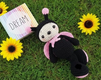 Wzór na szydełkowego motyla amigurumi w formacie PDF: samouczek wykonania pluszowej zabawki (łatwy do zrobienia samemu)