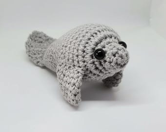 Wzór na szydełkowego manata amigurumi, przyjazny dla początkujących samouczek wykonania pluszowego zwierzęcia morskiego (pobierz plik PDF)