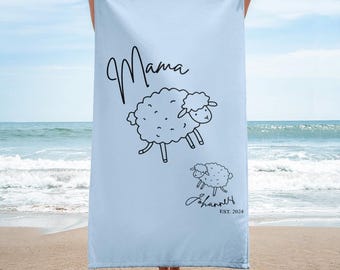 Personalisiertes Badetuch "Mama" mit süßem Schaf | Strandtuch mit Namen | Geschenk für Mama | Handtuch Mutter | Urlaub, Wellness & Muttertag