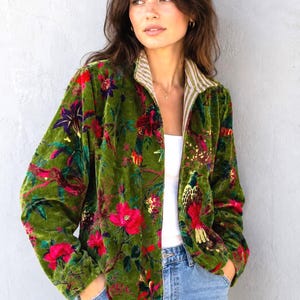 Casaco Suzani de veludo feito à mão, estampa floral de pássaros, verde marcante.