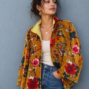 Senfgelbe Samtjacke mit Blumenmuster, handgefertigter Steppmantel, leichter Vintage-Boho-Lamellenmantel