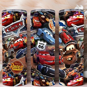 Puede incluir: Un vaso de acero inoxidable con un diseño de personajes y logotipos de la película animada "Cars". El diseño incluye imágenes de Rayo McQueen, Mate y el letrero de la Ruta 66, sobre un fondo de carreras.