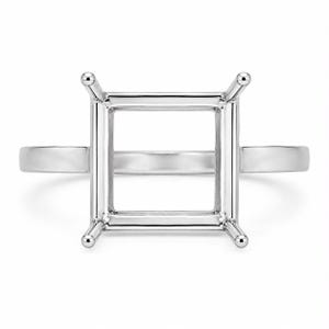 Könnte beinhalten: Eine Ringfassung aus poliertem, silberfarbenem Metall mit einem quadratischen Kopf und vier Krappen an den Ecken, die für einen quadratischen Edelstein ausgelegt ist. Die Ringschiene ist glatt, schmal und gleichmäßig breit gestaltet.