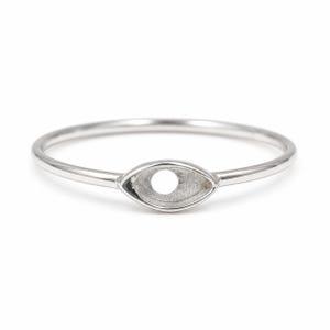 Könnte beinhalten: Ein silberfarbener Ring mit einer augenförmigen Fassung. Das dünne, kreisförmige Band führt zu dem augenförmigen Mittelstück mit einem kreisförmigen Loch. Der Ring ist wahrscheinlich aus einem Metall wie Sterlingsilber oder Edelstahl gefertigt.