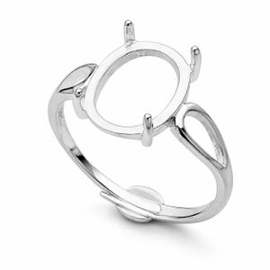 Könnte beinhalten: Ein silberfarbener Ring mit ovaler Fassung und blattartigen Verzierungen. Der Ring hat vier Krappen zur Aufnahme eines Edelsteins. Das Band hat ein geteiltes Design mit glatter, polierter Oberfläche.