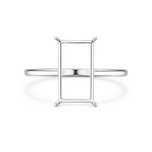 Könnte beinhalten: Ein silberner Ring mit rechteckiger Fassung, zur Aufnahme eines Edelsteins. Der Ring hat ein dünnes, filigranes Band, und die Fassung hat vier Krappen an jeder Ecke, um den Stein zu sichern. Der Ring ist vor weißem Hintergrund abgebildet.