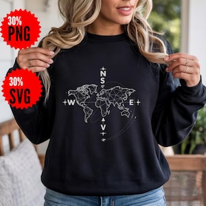 Peut inclure: Un sweat-shirt noir à manches longues arborant un motif de carte du monde géométrique blanc centré sur la poitrine. Le design comprend une rose des vents avec les points cardinaux N, S, E et O, ainsi que des lignes fines et un petit avion.