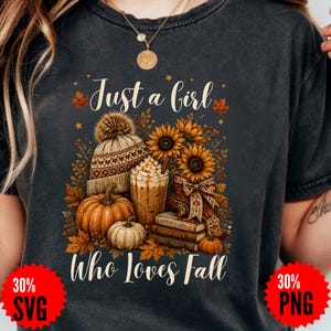 Peut inclure: Un t-shirt gris anthracite avec une impression graphique portant le texte Just a Girl Who Loves Fall. Le motif comprend un bonnet en tricot, des tournesols, un verre de café glacé, des citrouilles et une pile de livres intitulés Autumn Leaves, Pumpkin Spice et Cozy Nights.