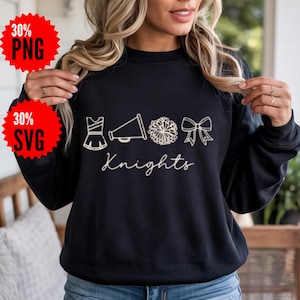 Peut inclure: Sweat-shirt noir avec un motif doré représentant une tenue de pom-pom girl, un mégaphone, un pompon et un nœud. Le mot "Knights" est écrit en cursive en dessous. Deux étoiles rouges avec le texte "30% PNG" et "30% SVG" sont dans le coin supérieur gauche.