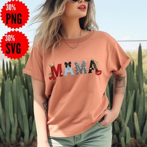 Peut inclure: Un t-shirt pêche avec le mot "MAMA" en lettres décoratives colorées. Le "M" présente une couronne et des cerises, le "A" est orné d'un imprimé léopard, et le dernier "A" a une marque de baiser. Le texte rouge et blanc en forme d'éclat d'étoile indique "30% PNG" et "30% SVG".