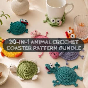 Op de afbeelding: Een verzameling gehaakte dierenonderzetters in diverse kleuren en vormen, waaronder een gele eend, groene schildpadden, een roze varken en een oranje vos. De tekst 20-IN-1 ANIMAL CROCHET COASTER PATTERN BUNDLE staat in het midden van de afbeelding.