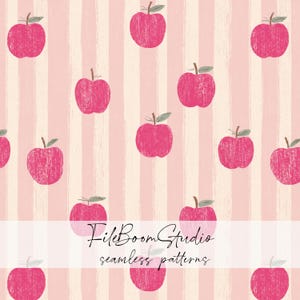 Peut inclure: Un motif répétitif composé de pommes rose vif avec des feuilles vertes sur un fond à rayures verticales rose clair et crème. Le texte FileBoomStudio seamless patterns est superposé en écriture noire au centre de l'image.