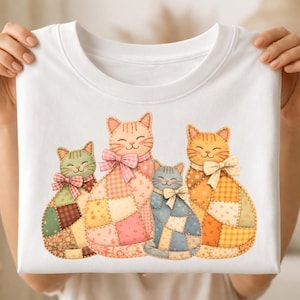 Op de afbeelding: Wit T-shirt met een kleurrijke afbeelding van vier patchwork katten. Elke kat heeft een uniek patroon en strik, met kleuren als groen, roze, oranje en blauw. De katten lachen, wat zorgt voor een vrolijk en grillig ontwerp.