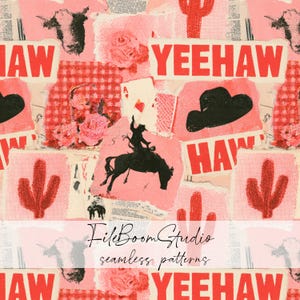 Può includere: Un motivo senza cuciture con un collage di elementi rosa e rossi che include il testo YEEHAW, sagome nere di un cowboy su un cavallo imbizzarrito, un cappello da cowboy, carte da gioco, cactus rossi, rose, teste di mucca e motivi a quadretti.