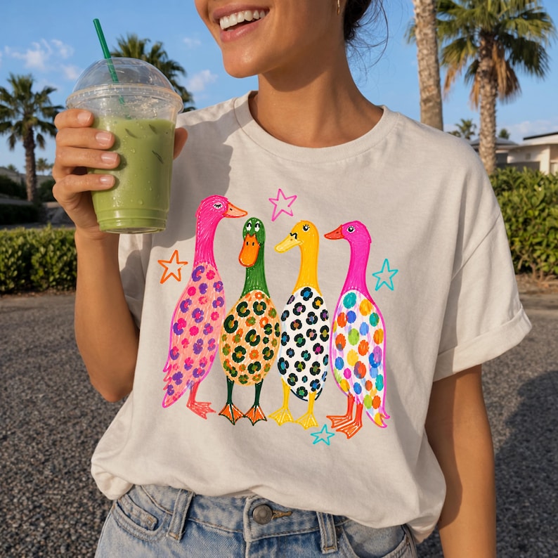 Preppy Ducks PNG, färgglad sommardesign, rolig gräsandsänderillustration, leopardmönsterbildfil bild 9