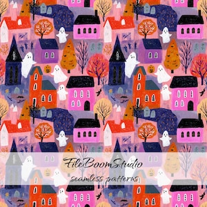 Könnte beinhalten: Ein nahtloses Muster mit einer wiederkehrenden Illustration von Häusern in Rosa-, Orange- und Blautönen, durchsetzt mit weißen Geistern, orangefarbenen Kürbissen und kahlen Bäumen auf hellrosa Grund. Der Text FileBoomStudio seamless patterns ist sichtbar.