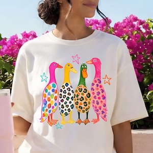 Preppy Ducks PNG, färgglad sommardesign, rolig gräsandsänderillustration, leopardmönsterbildfil bild 4