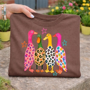 Preppy Ducks PNG, färgglad sommardesign, rolig gräsandsänderillustration, leopardmönsterbildfil bild 10