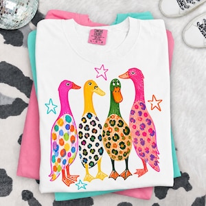 Preppy Ducks PNG, färgglad sommardesign, rolig gräsandsänderillustration, leopardmönsterbildfil bild 2