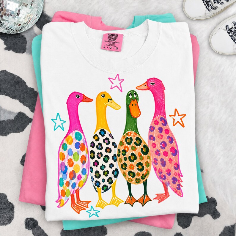 Preppy Ducks PNG, färgglad sommardesign, rolig gräsandsänderillustration, leopardmönsterbildfil bild 2