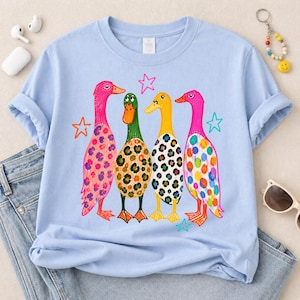 Preppy Ducks PNG, färgglad sommardesign, rolig gräsandsänderillustration, leopardmönsterbildfil bild 12
