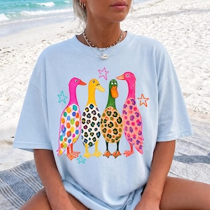 Preppy Ducks PNG, färgglad sommardesign, rolig gräsandsänderillustration, leopardmönsterbildfil bild 6