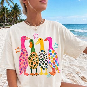 Preppy Ducks PNG, färgglad sommardesign, rolig gräsandsänderillustration, leopardmönsterbildfil bild 5