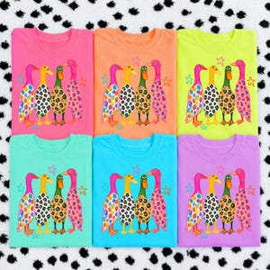 Preppy Ducks PNG, färgglad sommardesign, rolig gräsandsänderillustration, leopardmönsterbildfil bild 3
