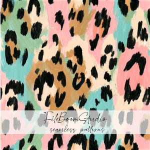 Puede incluir: Un patrón sin costuras que presenta un diseño de estampado de leopardo colorido con texturas de pinceladas en tonos rosa, turquesa, bronceado y crema, acentuado por manchas negras audaces. El texto FileBoomStudio seamless patterns está superpuesto en negro.