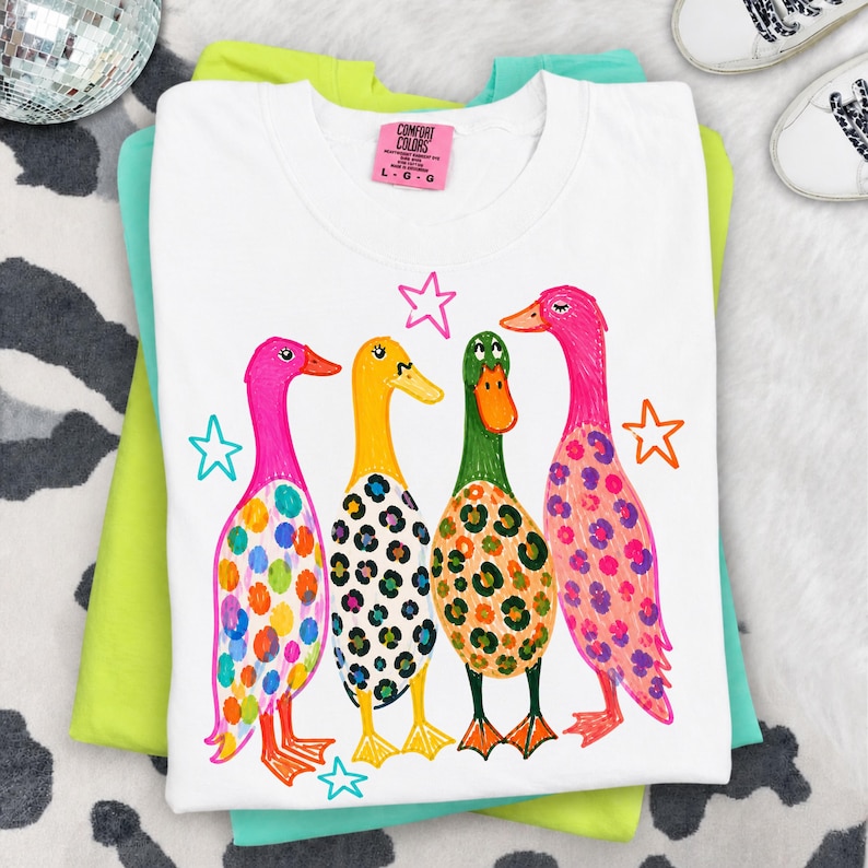 Preppy Ducks PNG, färgglad sommardesign, rolig gräsandsänderillustration, leopardmönsterbildfil bild 1