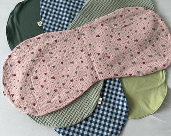 Shoulder burp cloth made from high-quality natural materials – absorbent & soft – customizable – sustainable – handmade