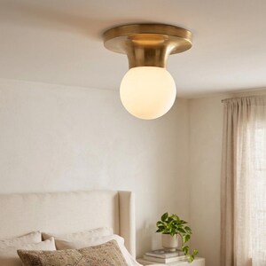 Lámpara de techo empotrada moderna de latón, pantalla esférica esmerilada, estilo de mediados de siglo.