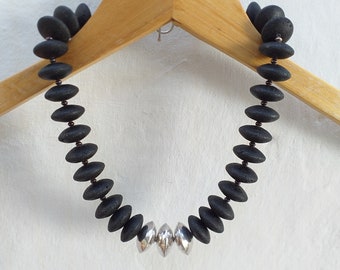 Zwarte Lava Rondell vorm statement ketting met 999 Thai HillTribe zilver, zwarte edelsteen dikke Bib ketting